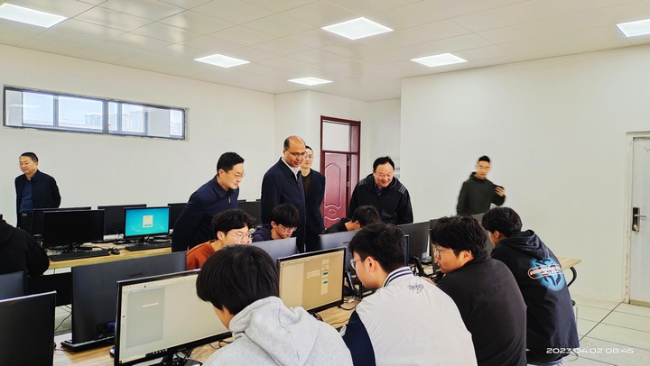 3.烏吉副市長(zhǎng)調(diào)研考察學(xué)校電子商務(wù)實(shí)訓(xùn)室.jpg