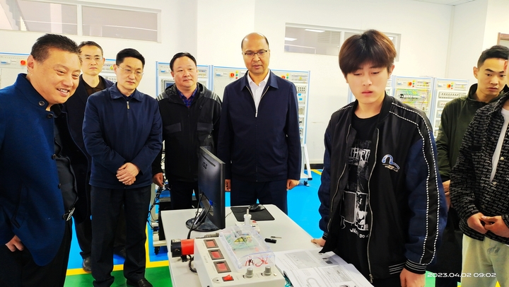 5.烏吉副市長(zhǎng)調(diào)研考察學(xué)校電工綜合實(shí)訓(xùn)室.jpg
